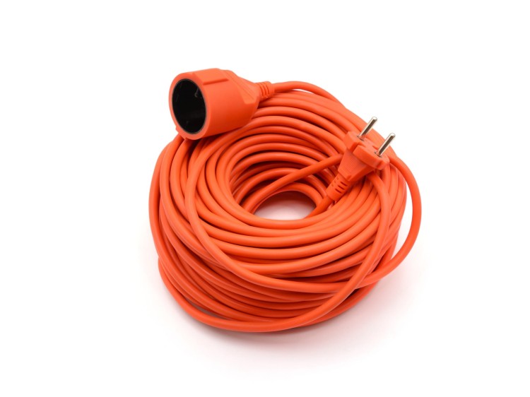 Pomarańczowy przedłużacz elektryczny zwinięty w krąg