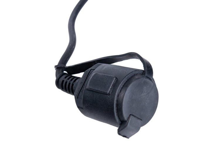 Czarna osłona gniazda przedłużacza z klapką