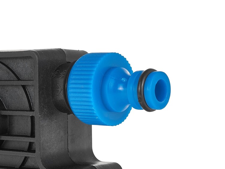 Czarna pompka na wiertarkę z niebieską szybkozłączką do węża ogrodowego