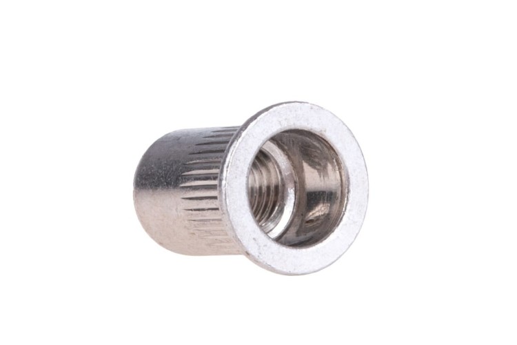 Nitonakrętka aluminiowa M8 z precyzyjnym gwintem, srebrna, widok z boku i od frontu