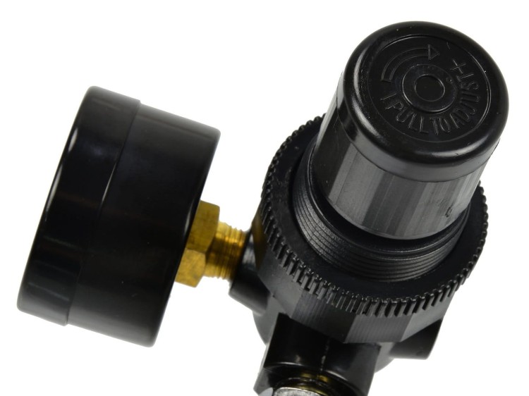 Czarny regulator ciśnienia 1/4" z manometrem i pokrętłem blokady do pistoletu lakierniczego