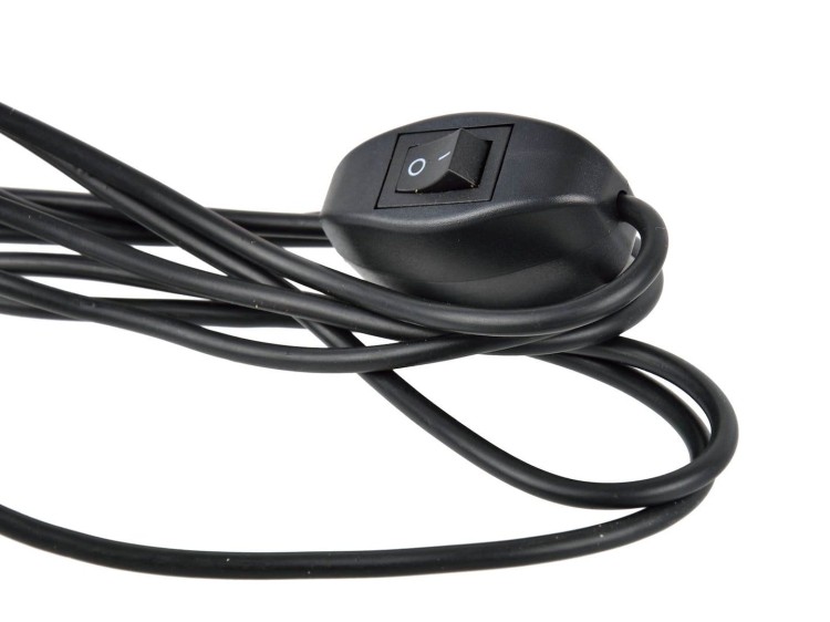 Czarny włącznik na przewodzie pompy zanurzeniowej 12V z długim kablem