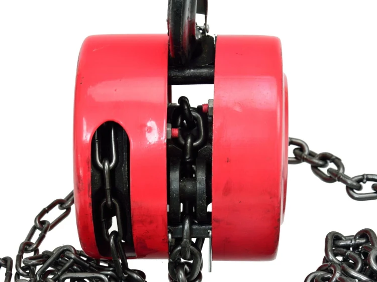 Czerwona wciągarka łańcuchowa 1T z widocznym czarnym łańcuchem i stalowym hakiem