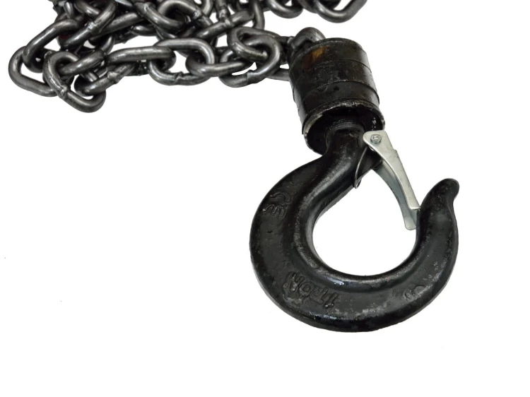 Czarny hak z zabezpieczeniem i część łańcucha do wciągarki łańcuchowej 1T x 2,5m