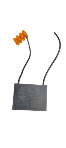 Kwadratowy kondensator 5 uF 450V z czarnymi przewodami i pomarańczową kostką przyłączeniową do dmuchawy pieca