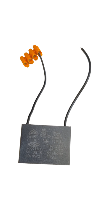 Kwadratowy kondensator 5 uF 450V z czarnymi przewodami i pomarańczową kostką przyłączeniową do dmuchawy pieca