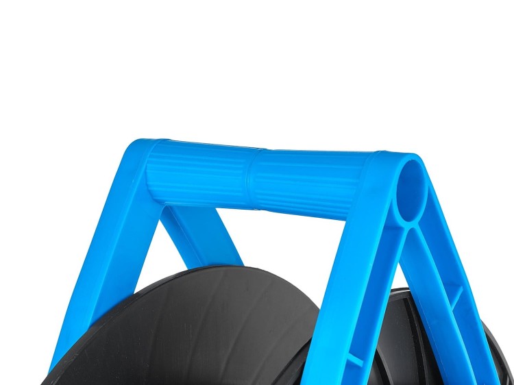 Część niebieskiego bębna-zwijaka uniwersalnego z tworzywa na czarnym bębnie do podnoszenia produktu