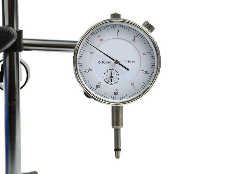 Czujnik zegarowy 10/0,01 mm na statywie magnetycznym z tarczą i wskaźnikiem pomiaru