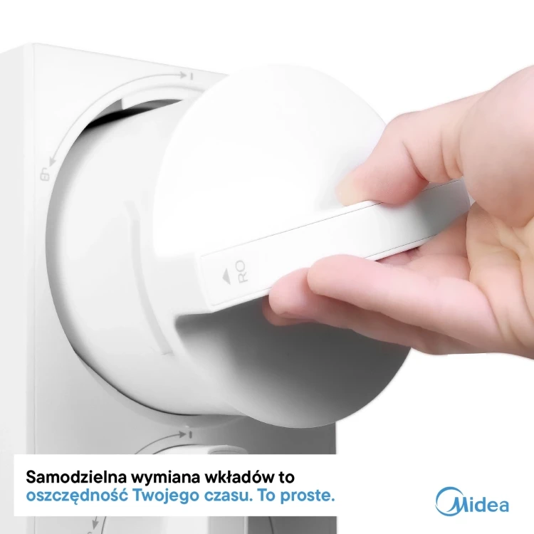 Ręka wyjmuje wkład filtra Midea z oznaczeniem RO