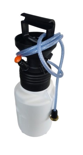 Ręczna pompa do napełniania instalacji solarnych z białym zbiornikiem, czarną rączką i przezroczystym wężykiem