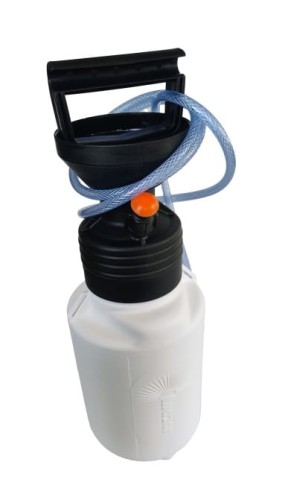 Ręczna pompa do napełniania instalacji solarnych Hewalex z białym zbiornikiem i niebieskim wężykiem