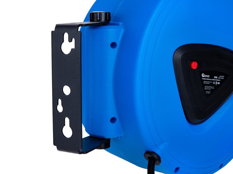 Niebieski przedłużacz elektryczny z automatycznym zwijakiem i obrotowym uchwytem montażowym zbliżenie na czarny uchwyt