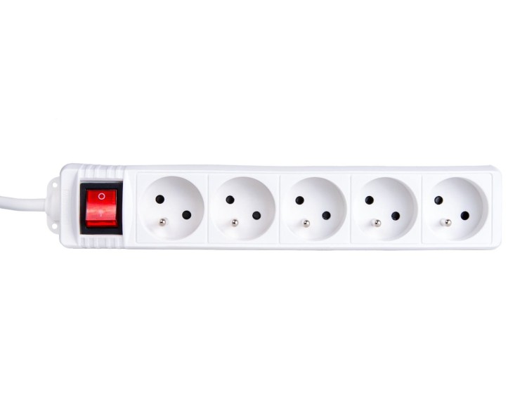 Biały przedłużacz elektryczny z 5 gniazdami pod kątem 45 stopni i czerwonym wyłącznikiem
