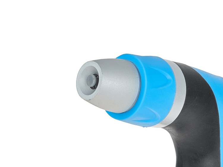 Metalowy pistolet ogrodowy z regulowaną dyszą i niebiesko-czarnym antypoślizgowym uchwytem zbliżenie na dyszę