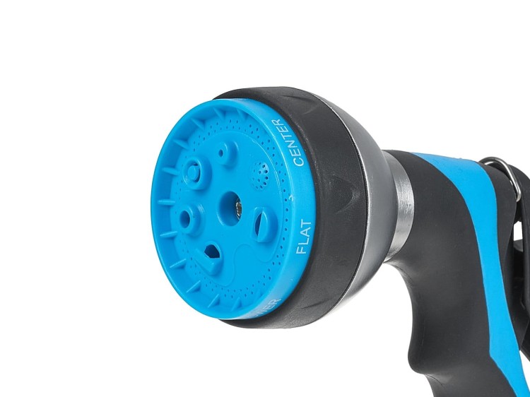 Pistolet ogrodowy metalowy z regulowaną dyszą 7 funkcji, uchwyt gumowany, kolor niebiesko-czarny zbliżenie na dyszę