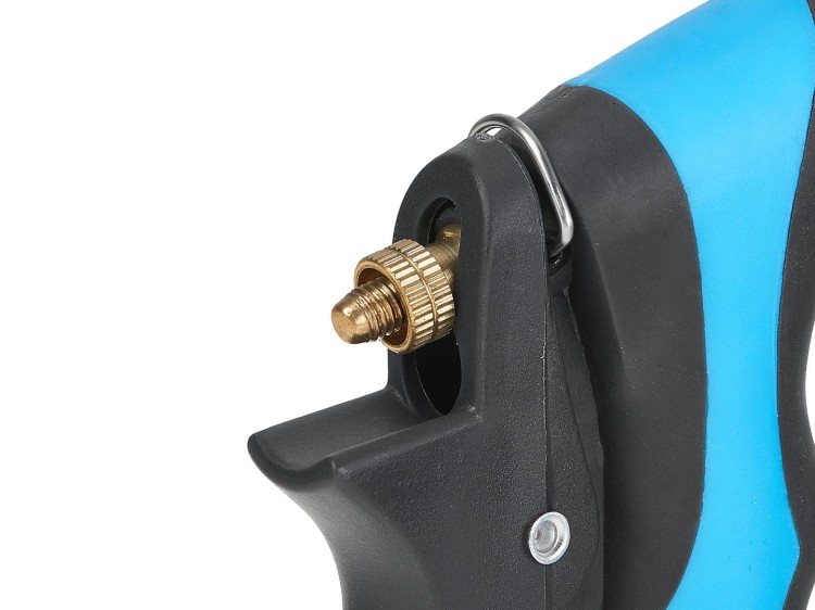 Metalowy pistolet ogrodowy zraszacz z regulowaną mosiężną dyszą i gumowanym uchwytem zbliżenie na uchwyt