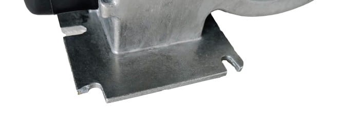 Dolna część metalowej dmuchawy z otworami montażowymi