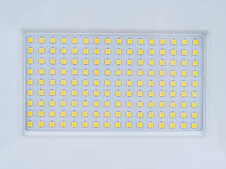 Prostokątna matryca 144 żółtych diod LED SMD na białym panelu
