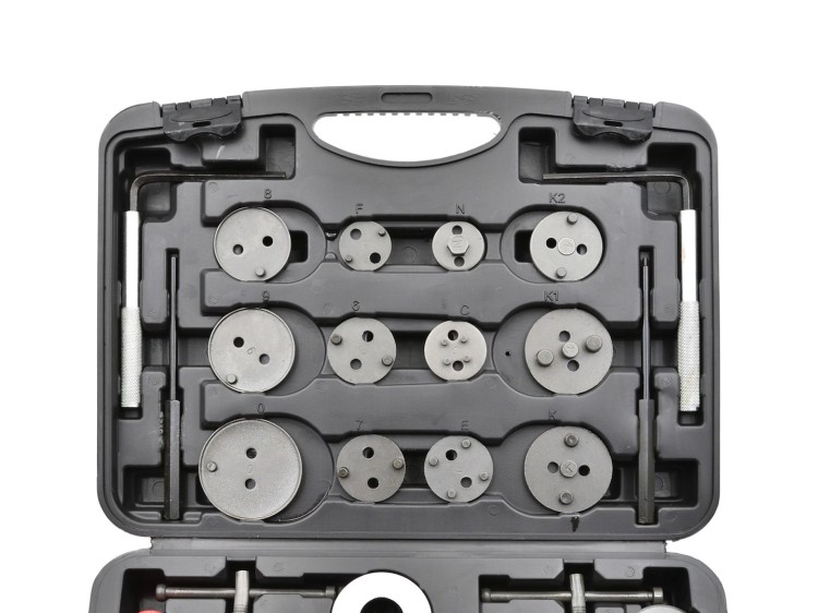 Zestaw 35-elementowy do wyciskania tłoczków hamulcowych w czarnej walizce