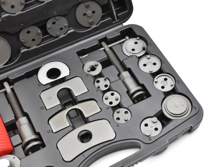 Zestaw do wyciskania tłoczków hamulcowych 35 elementów w walizce z metalowymi narzędziami