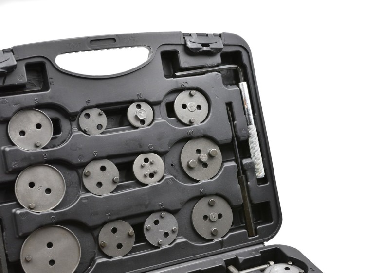 Zestaw do wyciskania tłoczków hamulcowych w czarnej walizce, 35 elementów