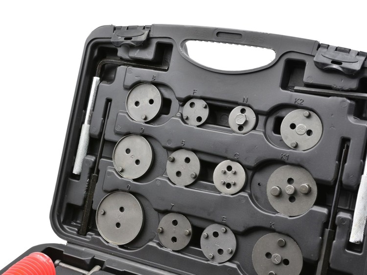 Zestaw do wyciskania tłoczków hamulcowych 35 elementów w czarnej walizce