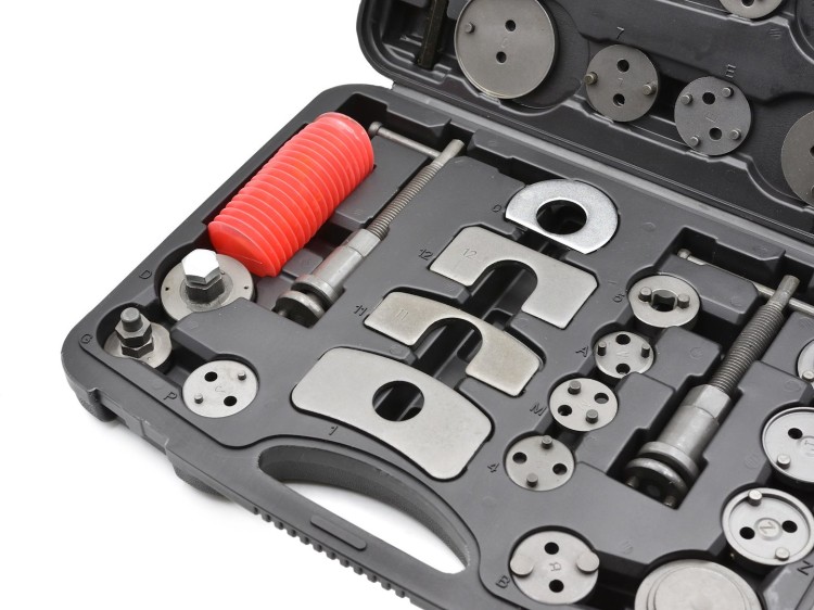 Zestaw do wyciskania tłoczków hamulcowych 35 elementów w czarnej walizce z narzędziami