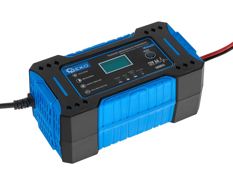 Prostownik automatyczny Geko 12V 6A z wyświetlaczem LCD i czarną, niebieską obudową