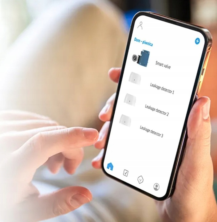 Aplikacja Smart Life na smartfonie pokazująca status zaworu antyzalaniowego i trzech czujników wycieku