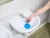 Przepychacz sanitarny fi 12 cm z gumową końcówką i ergonomiczną rączką trzymany nad umywalką