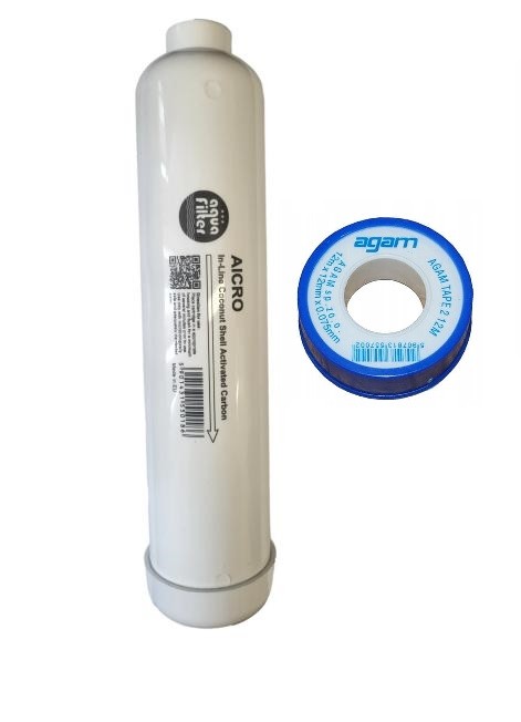 Wkład liniowy węglowy do filtracji wody i taśma teflonowa leżą obok siebie. Produkt cylindryczny, biały, z niebieskim zakończeniem i etykietą, taśma w plastikowej szpuli; zestaw przeznaczony do lodówek z kostkarką oraz systemów osmozy.
