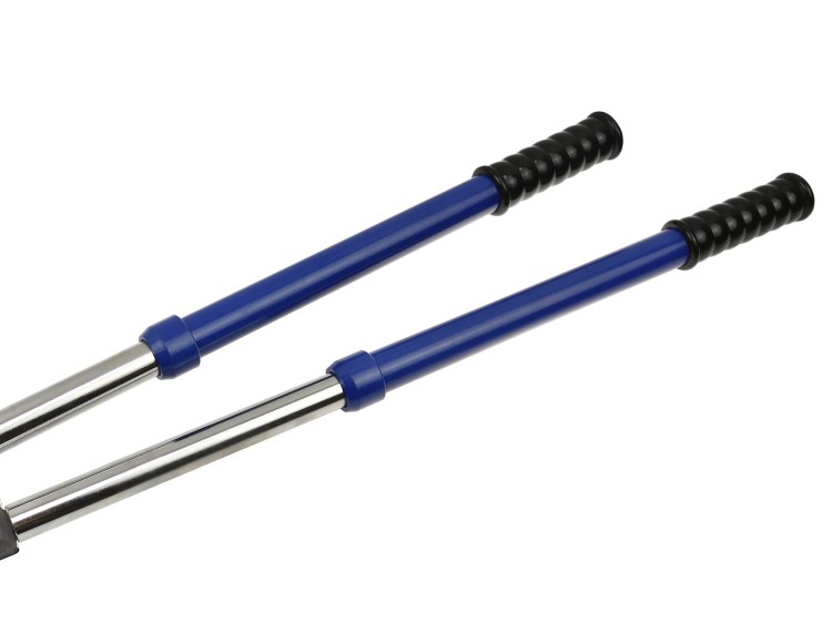 Dwie niebieskie, metalowe rączki zaciskarki hydraulicznej z czarnymi uchwytami