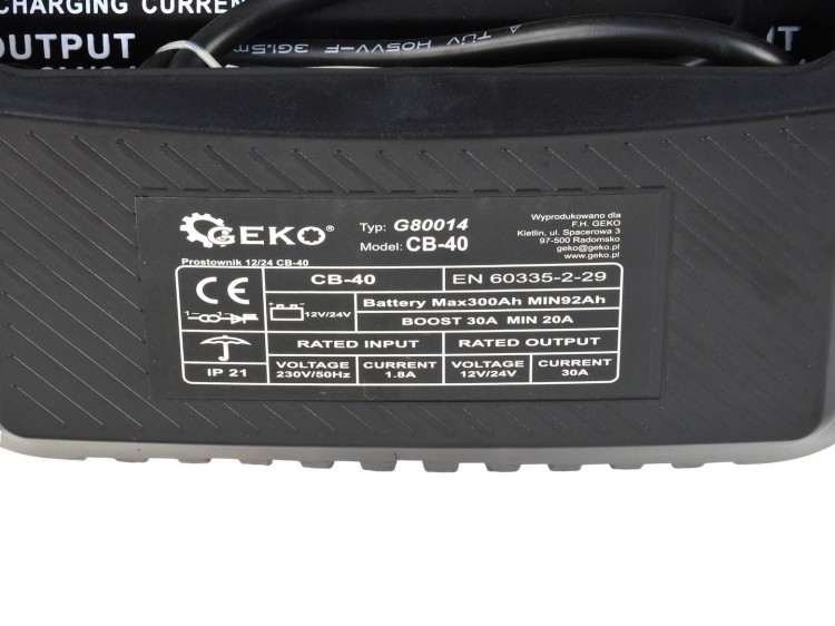 Tabliczka znamionowa prostownika Geko CB-40 G80014 z danymi technicznymi i napięciem 12V 24V