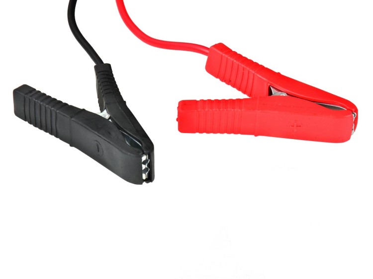 Czerwony i czarny kabel rozruchowy z zaciskami do akumulatora