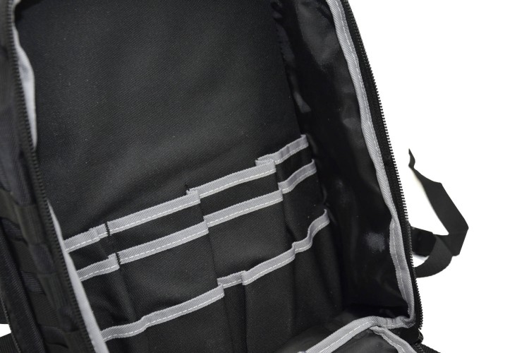 Wnętrze plecaka monterskiego z 18 wewnętrznymi kieszeniami na narzędzia i laptopa