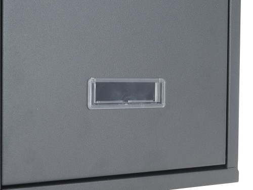 Czarna metalowa skrzynka na listy z okienkiem na oznaczenie adresowe na drzwiczkach