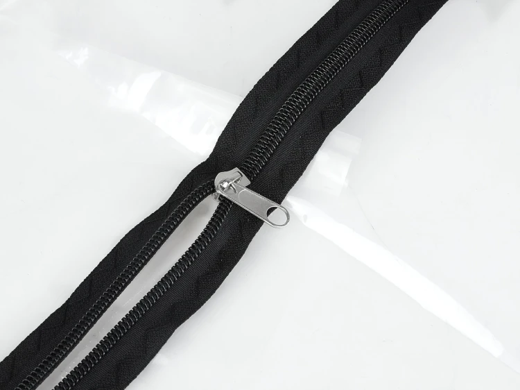 Zamek błyskawiczny w kształcie litery U na czarnej taśmie folii przeciwpyłowej