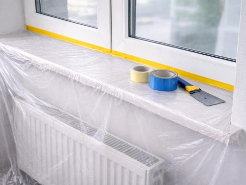 Folia malarska antychlap z taśmą washi zabezpieczająca parapet i grzejnik przy oknie