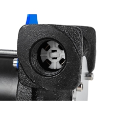 Czarna obudowa elektrycznej pompy paliwa 12V z metalowym przyłączem i widocznym wirnikiem