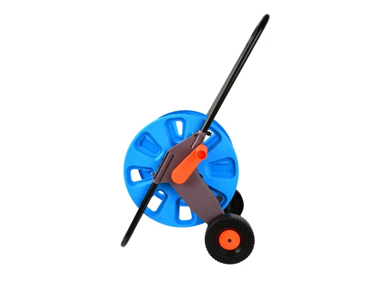 Wózek zwijacz na wąż ogrodowy z niebieskim bębnem, metalowymi rurkami i dwoma czarnymi kołami