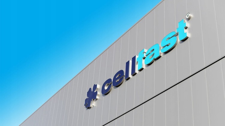Logo Cellfast na elewacji budynku