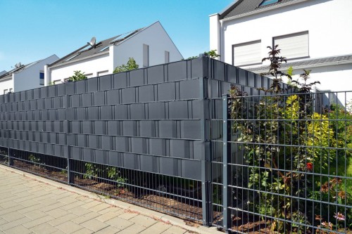 Grafitowa taśma ogrodzeniowa Cellfast 35m x 19cm zamocowana na metalowym panelowym ogrodzeniu