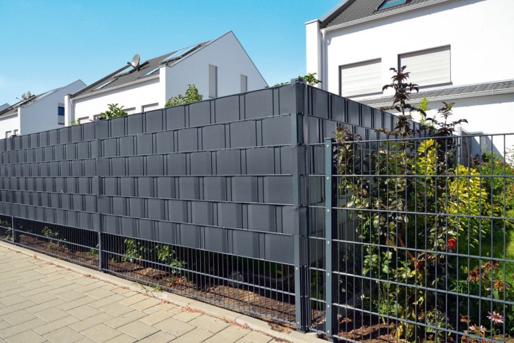 Grafitowa taśma ogrodzeniowa Cellfast 35m x 19cm zamocowana na metalowym panelowym ogrodzeniu