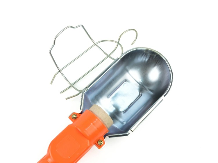 Lampa warsztatowa z metalową osłoną i uchwytem z drutu