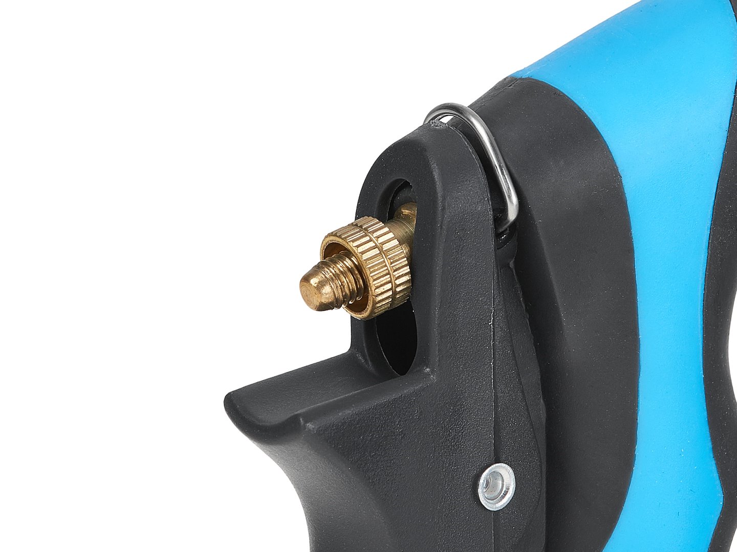 Metalowy pistolet ogrodowy z regulowaną mosiężną dyszą i antypoślizgowym, niebiesko-czarnym uchwytem zbliżenie na uchwyt