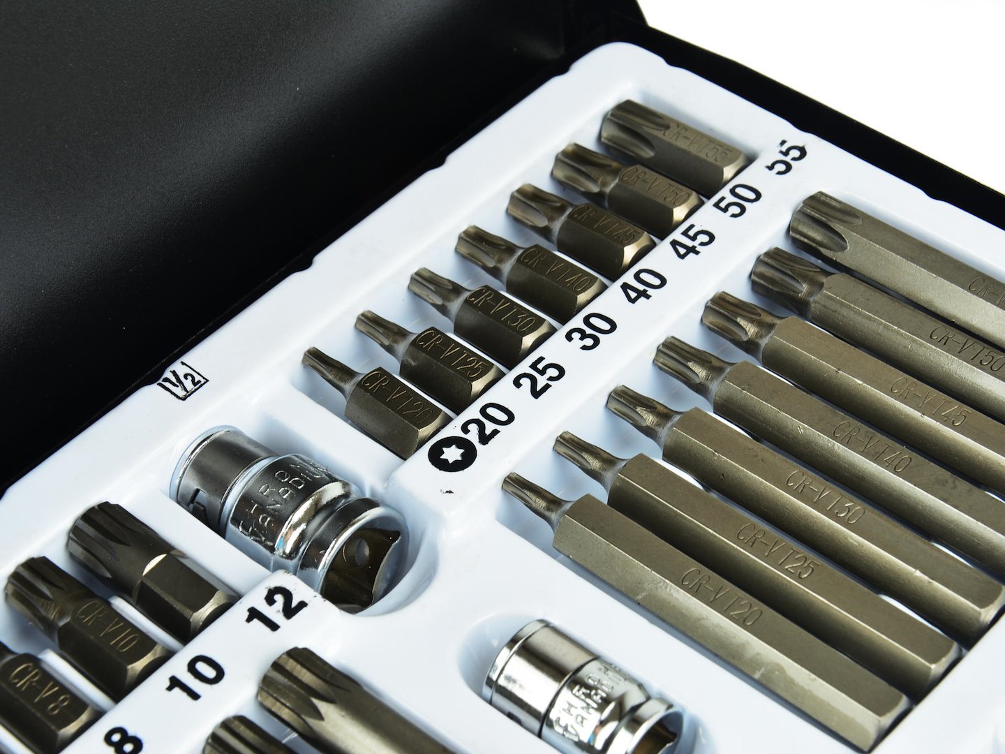 Zestaw kluczy TORX, SPLINE i HEX w metalowym pudełku, różne rozmiary bitów i nasadek CrV