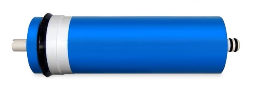 Niebieska membrana osmotyczna ULP3012-400 o długości około 30 cm i średnicy około 7,5 cm
