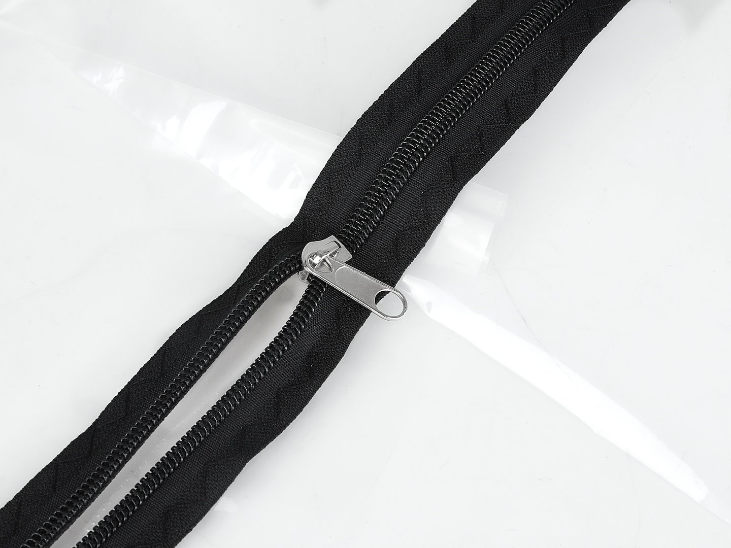 Zamek błyskawiczny w kształcie litery U na czarnej taśmie folii przeciwpyłowej