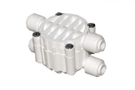 Biały zawór czterodrożny 1/4 z PVC do wężyka PE w systemie odwróconej osmozy